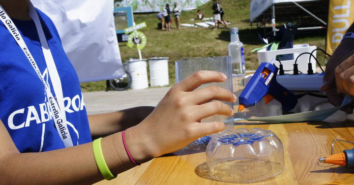 Talleres de reciclaje basados en las botellas de agua de Cabreiroá